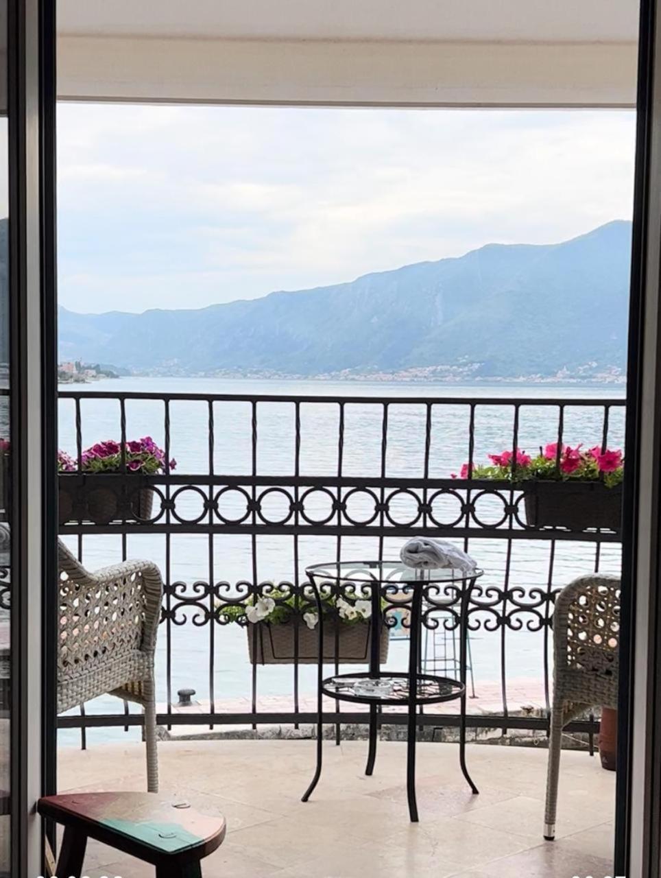 Apartment Lukiduki At The Beach - Kotor Exterior photo